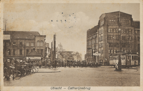 865024 Afbeelding van een lange rijen fietsers bij de Catharijnebrug over de Stadsbuitengracht te Utrecht, die staan te ...